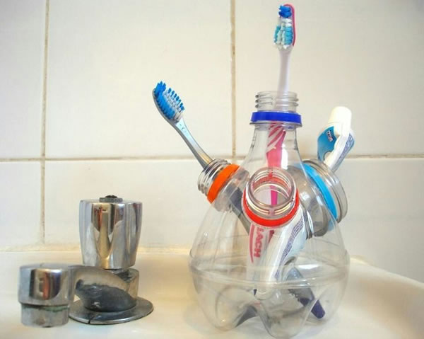 Cómo hacer un porta cepillos de dientes con botellas de plástico