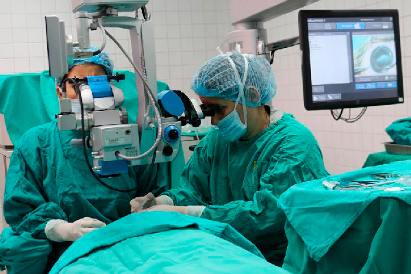 Hospital José Carrasco Arteaga realiza trasplantes de cornea
