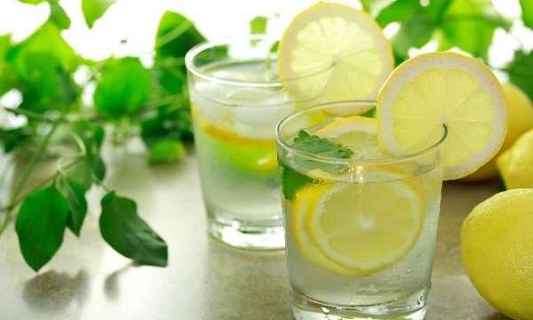 beneficios de beber agua tibia con limón