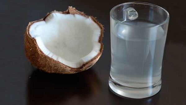 beneficios de tomar agua de coco