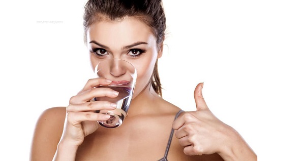 Beneficios de tomar agua tibia en ayunas