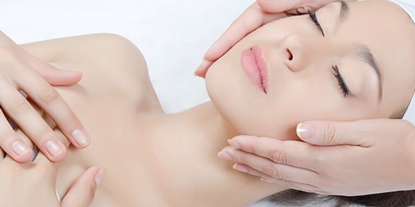 masaje facial japonés para rejuvenecer