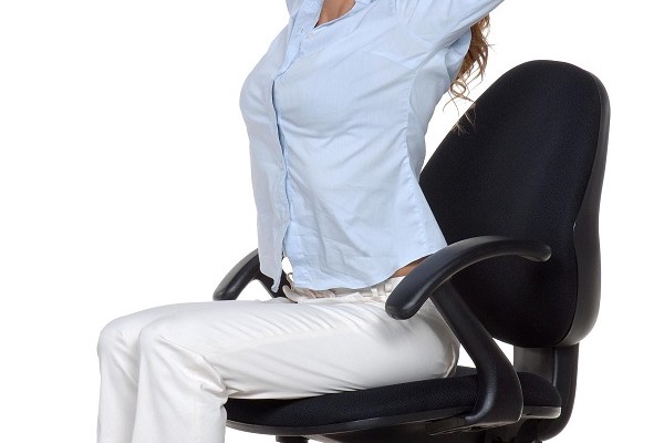 ejercicios que se pueden hacer sentada en nuestra silla de trabajo