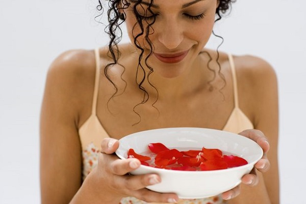 Tónico facial casero de agua de rosas