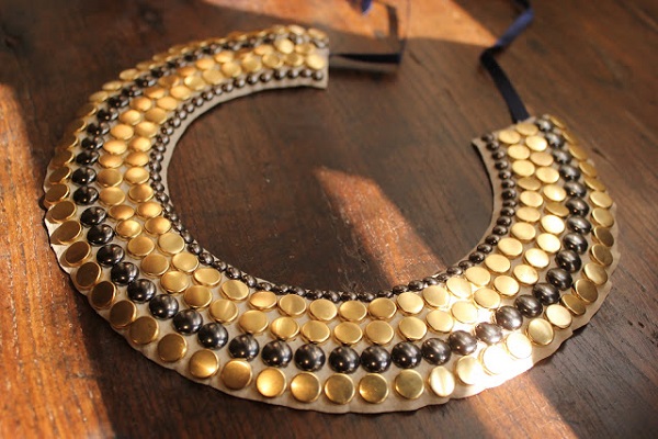 Collar con tachuelas