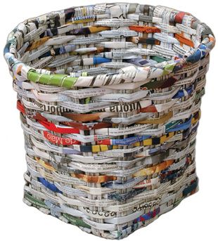cómo hacer una cesta para ropa con papel periódico