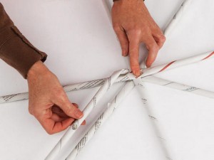 Cómo hacer una cesta para ropa con papel periódico