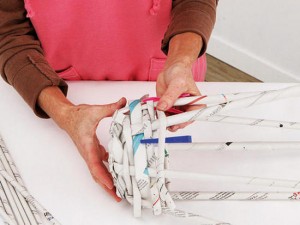 Cómo hacer una cesta para ropa con papel periódico