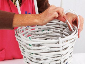 Cómo hacer una cesta para ropa con papel periódico