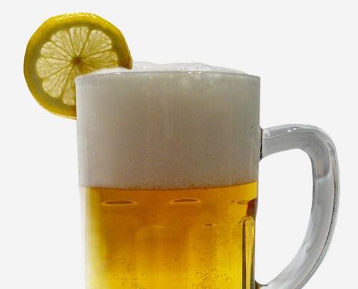 Cómo rizar el cabello con cerveza y limón