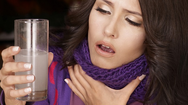 Gárgaras de agua y sal para el dolor de garganta