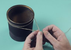 Latas recicladas para organizar los utensilios de cocina