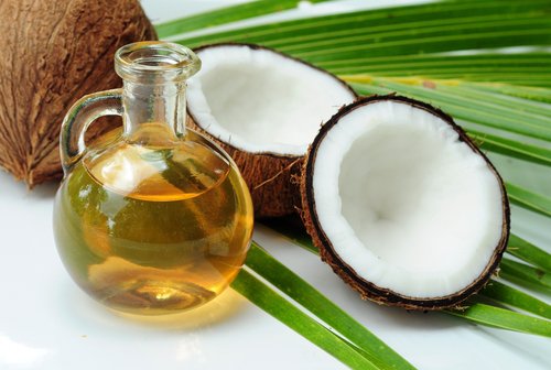 Aceite de coco para el cabello encrespado