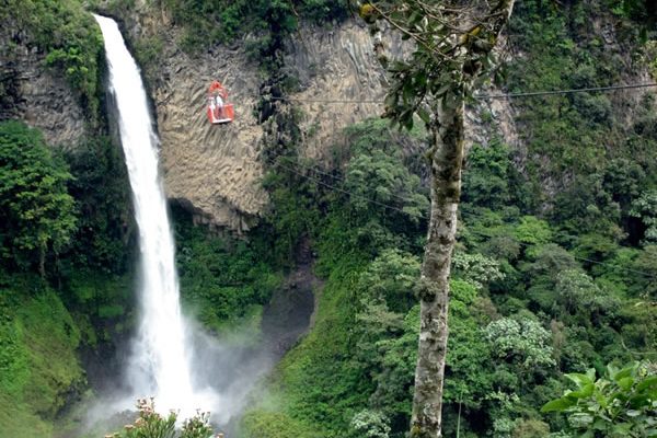 cascada manto de la novia baños