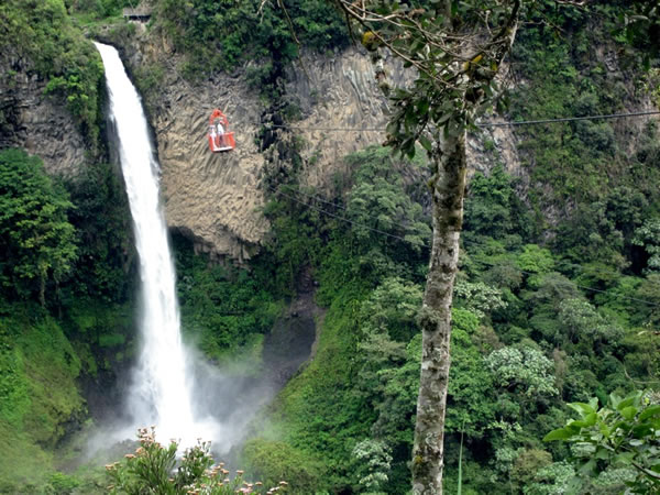 Cascada manto de la novia Baños