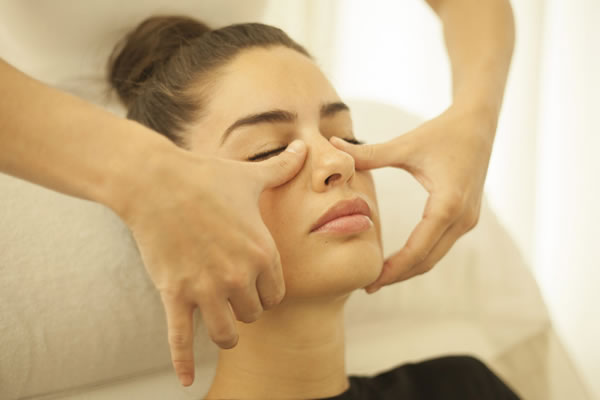 Cómo hacer masaje linfático facial