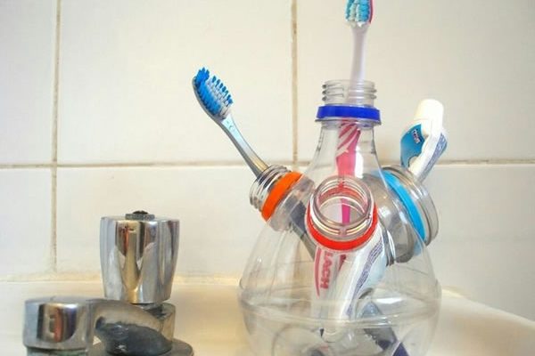 cómo hacer un porta cepillos de dientes con botellas de plástico