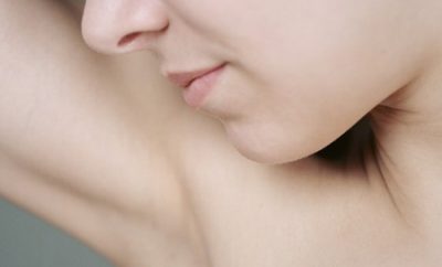 Cómo eliminar el vello de las axilas naturalmente