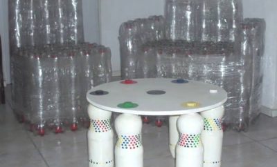 Cómo hacer una mesa con botellas de plástico