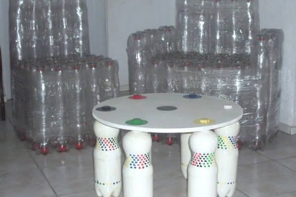 cómo hacer una mesa con botellas de plástico