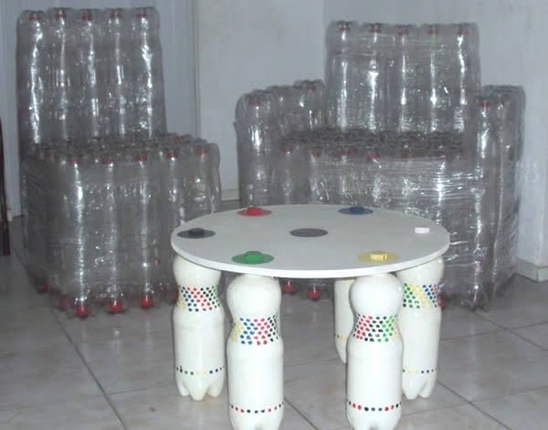 Cómo hacer una mesa con botellas de plástico