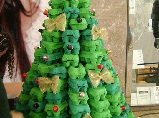 Árbol de navidad con cubetas de huevo