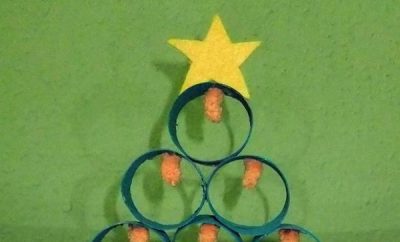 Árbol de navidad con rollos de papel higiénico