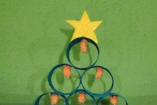 Árbol de navidad con rollos de papel higiénico