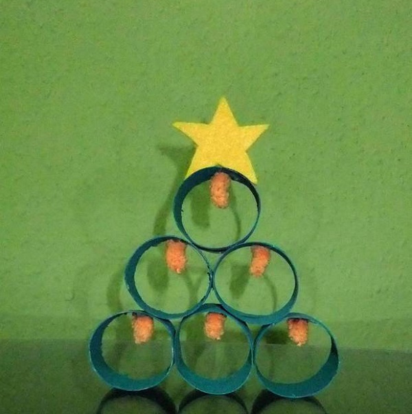Árbol de navidad con rollos de papel higiénico, árbol navideño