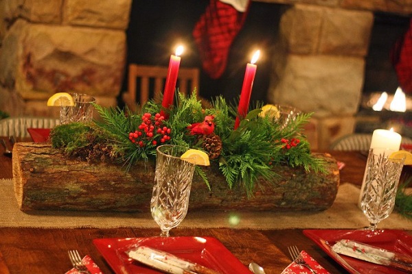 Centros de mesa navideños con troncos, adornos navideños