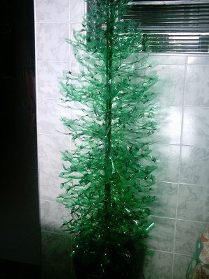 cómo hacer un árbol navideño con botellas plásticas