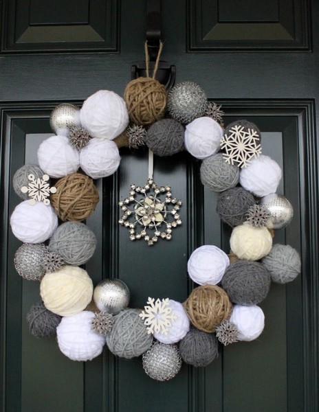 Corona de navidad con ovillos de lana, corona navideña, adornos de navidad