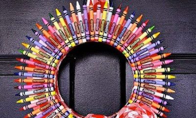 Corona navideña con crayones