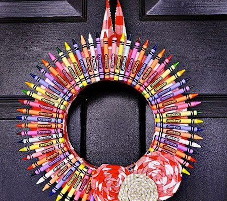 corona navideña con crayones