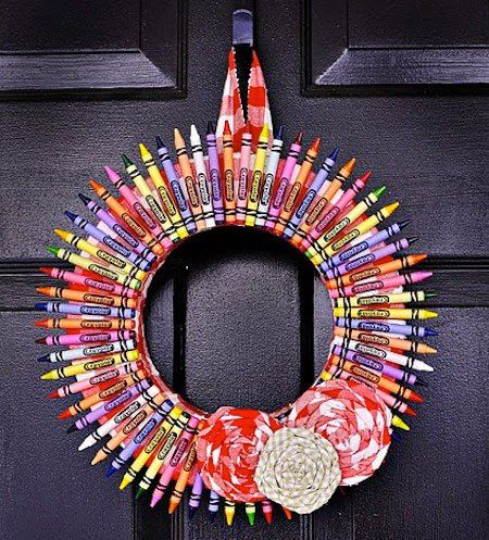 Corona navideña con crayones