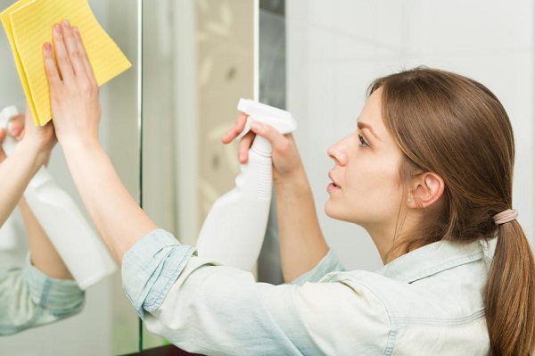 como limpiar el espejo del bano