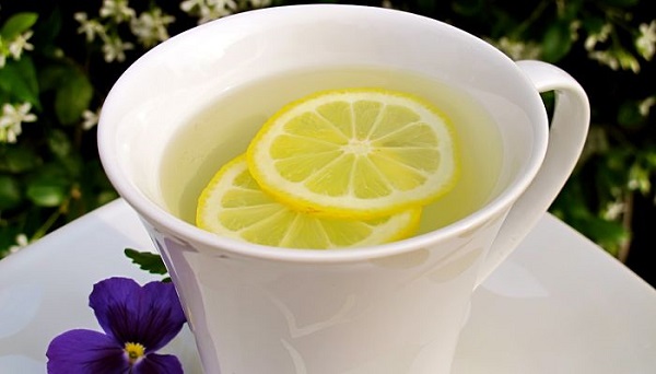 té de limón para el dolor de estómago