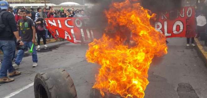 Vias cerradas por paro en Ecuador