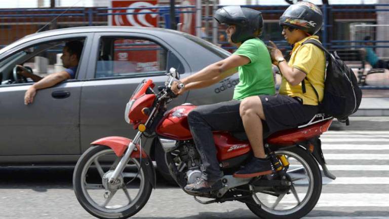 Reglamento ANT que regula la capacidad de personas en motocicleta en Ecuador