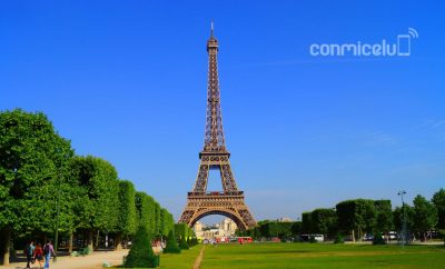 Joven ecuatoriano viajando a Francia por trabajo con programa de visa